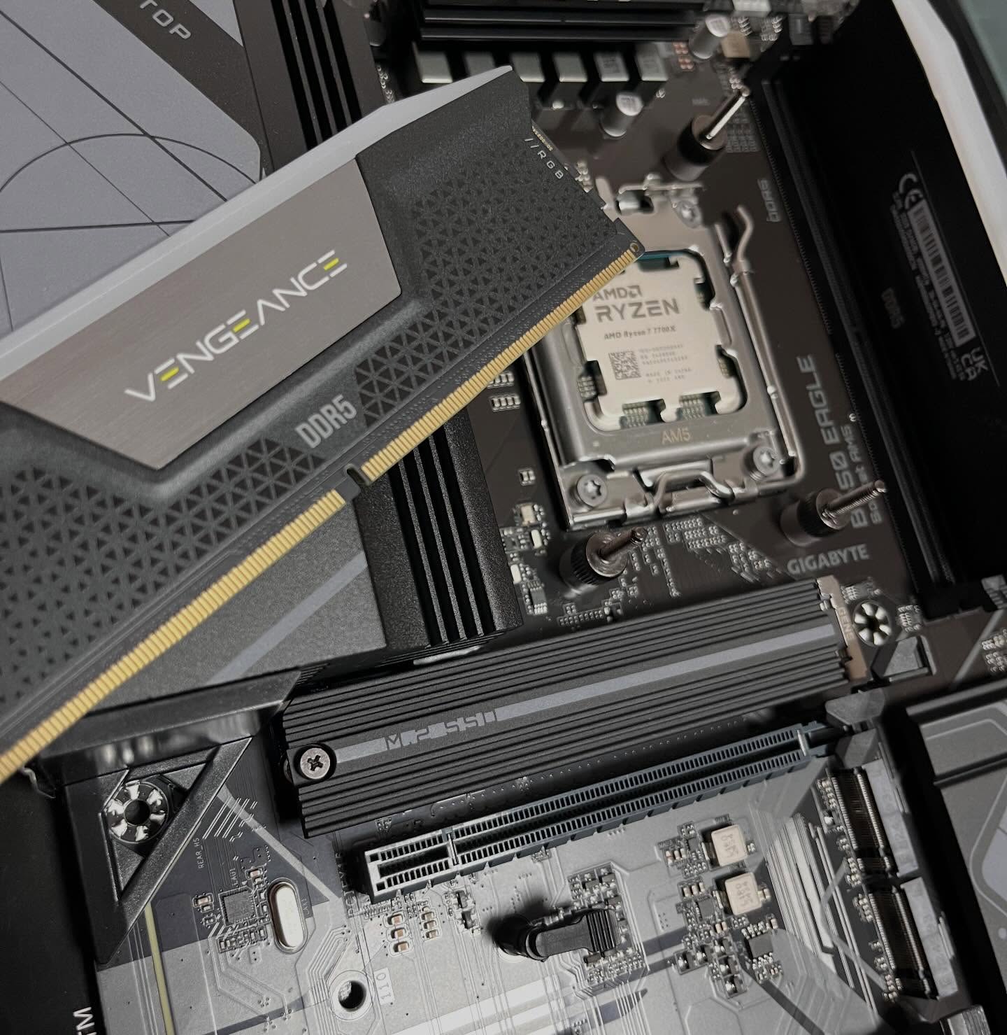 Carte mère et RAM DDR5 pour PC gamer sur mesure Forgelab